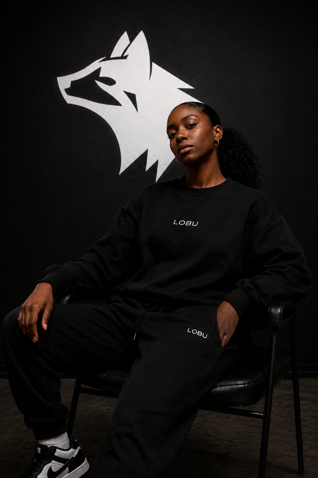 Modelo da campanha oficial LOBU vestindo conjunto preto